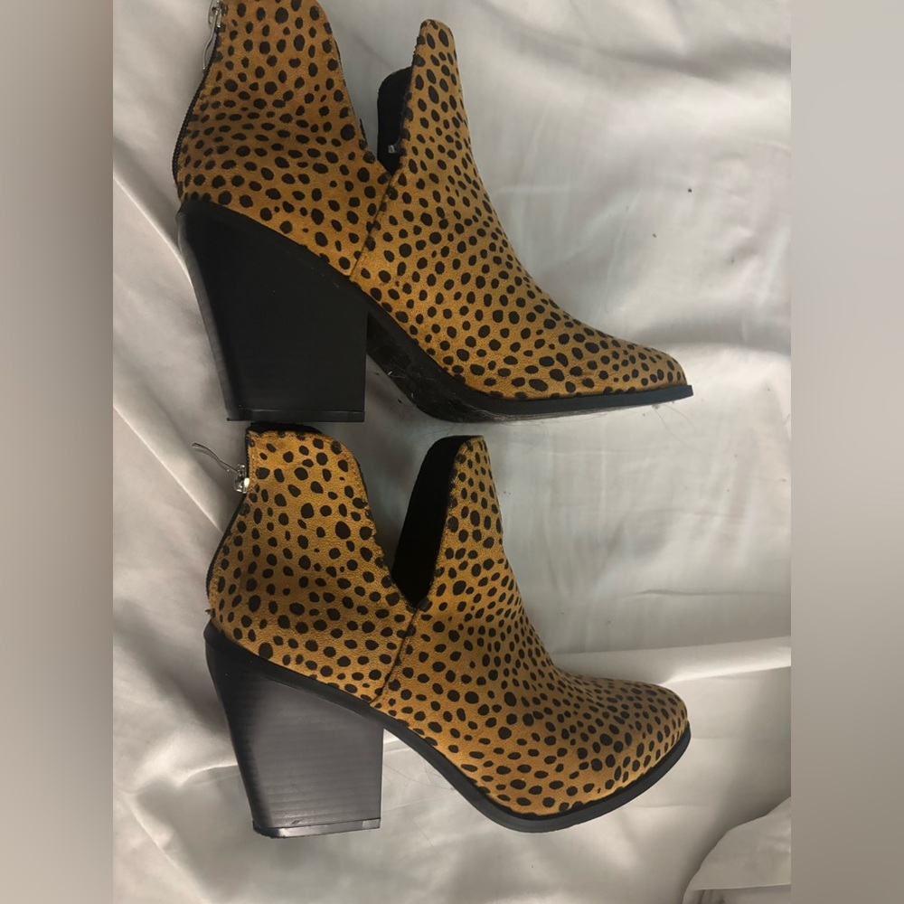 Cute boots 🥾 
Animal print 
Size8.5/9
Cute